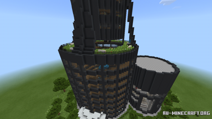 Вид с высоты на небоскреб Super Skyscraper в Minecraft PE, демонстрирующий масштаб постройки