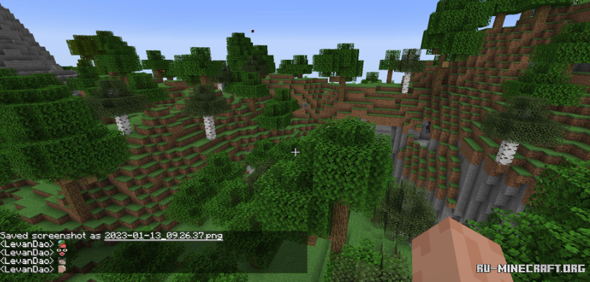 Игрок исследует лесной биом в Minecraft с луком и стрелами
