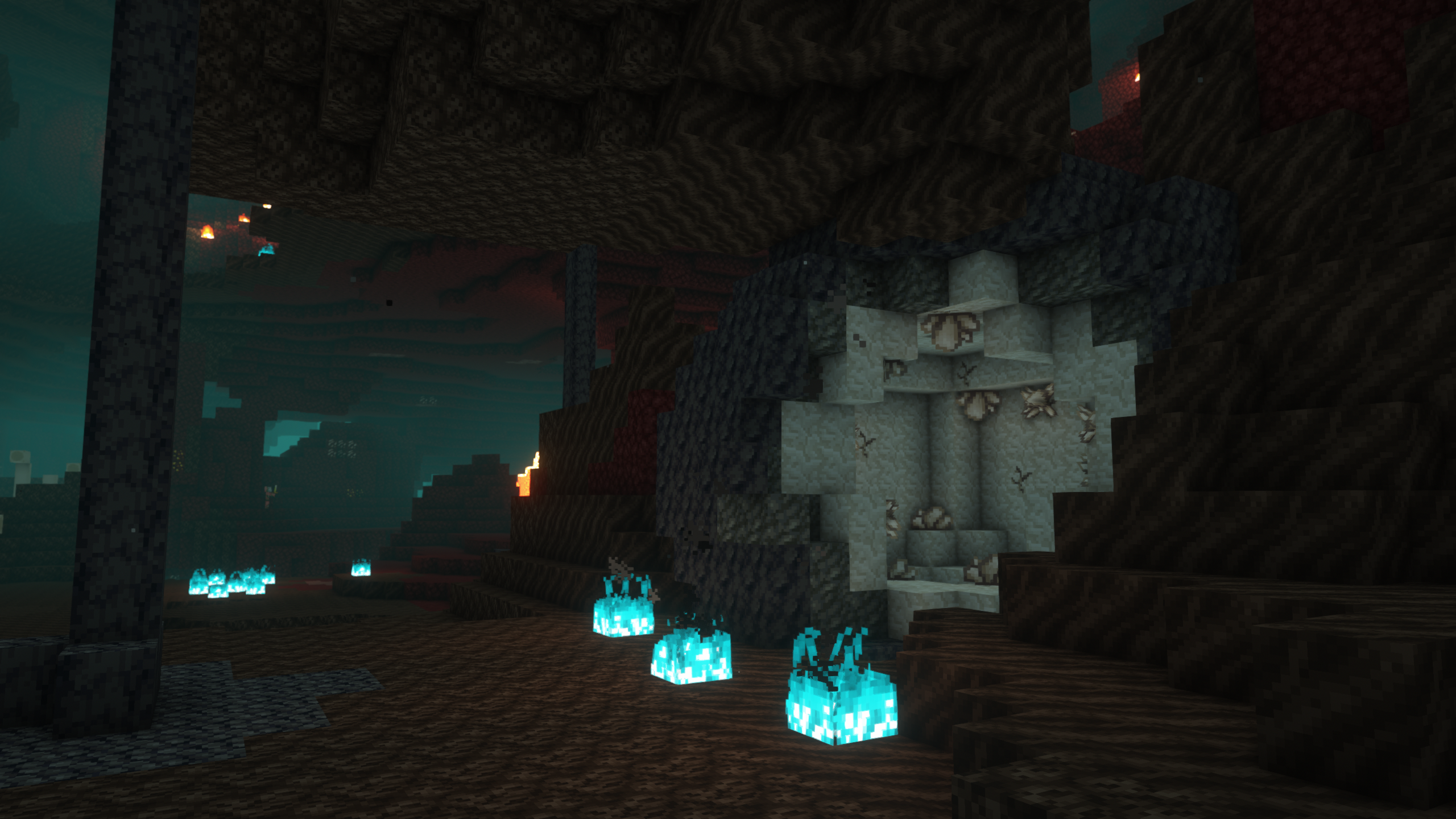 Игрок в Nether с алмазной броней и мечом против мобов