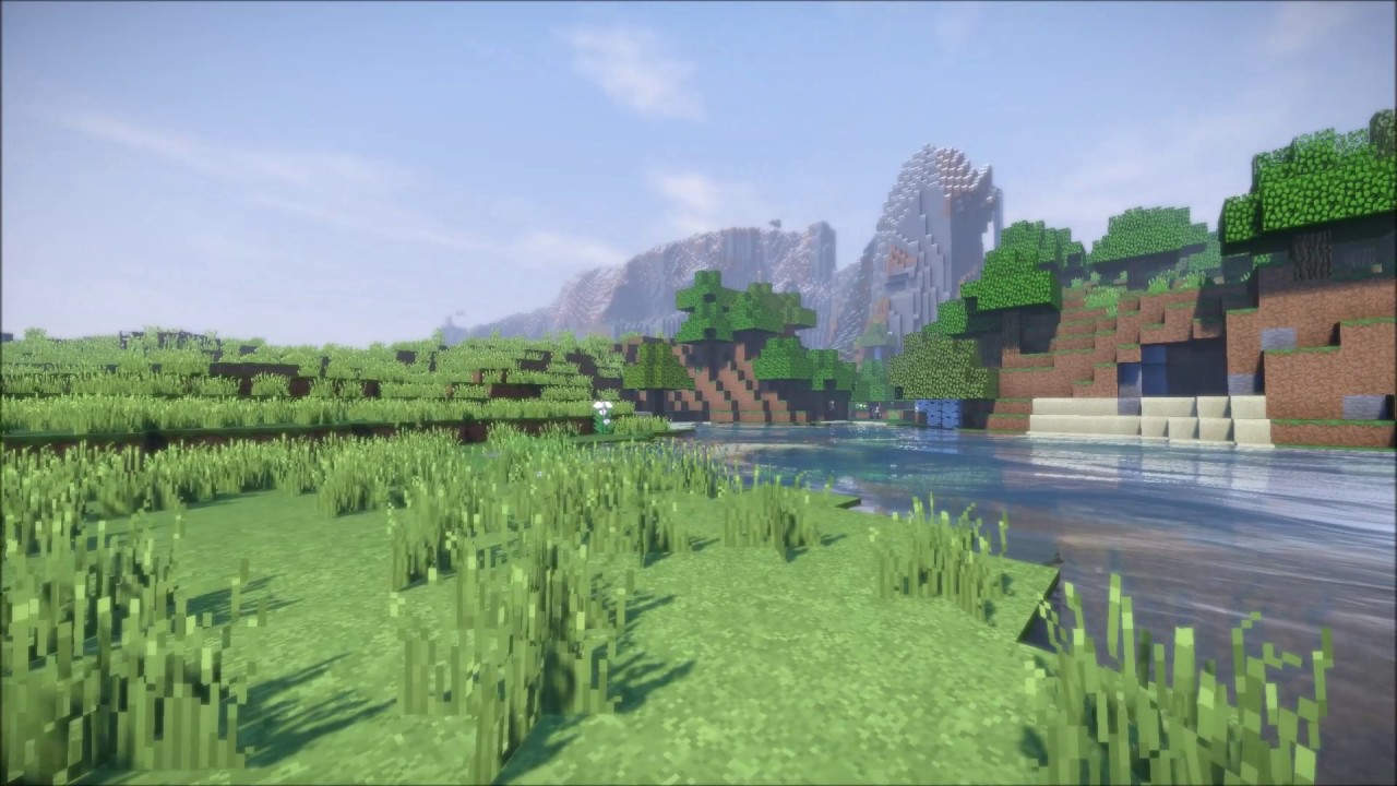 Игрок в Minecraft строит дом из дерева и камня с факелами для освещения