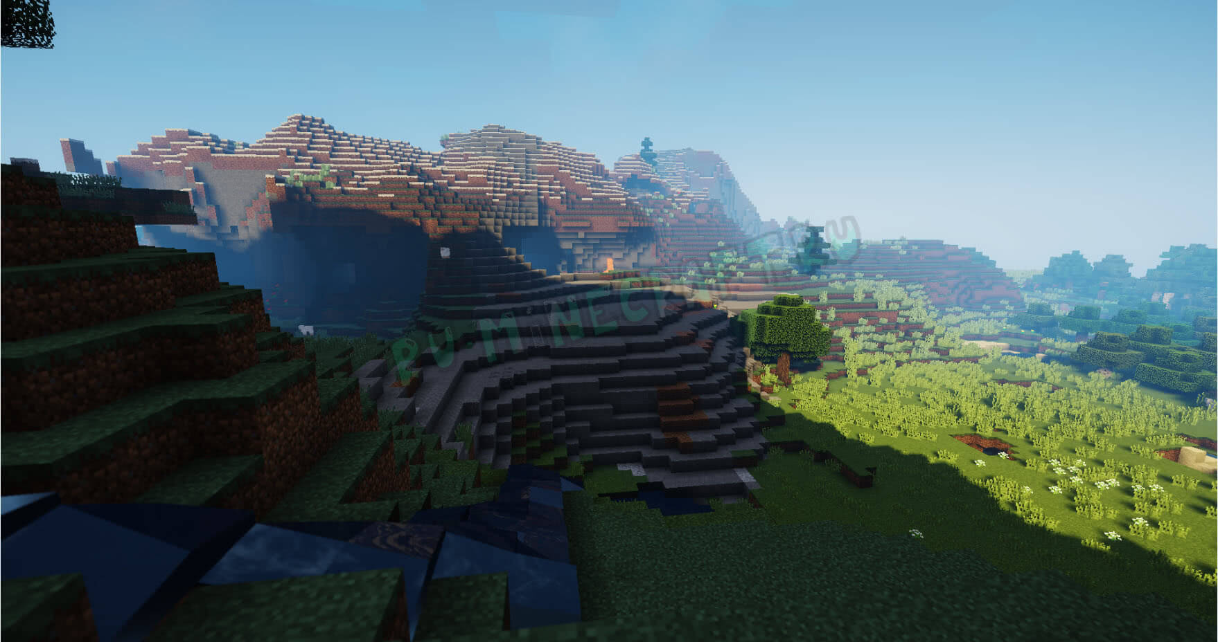 Игрок исследует снежный биом в Minecraft с красивыми заснеженными горами