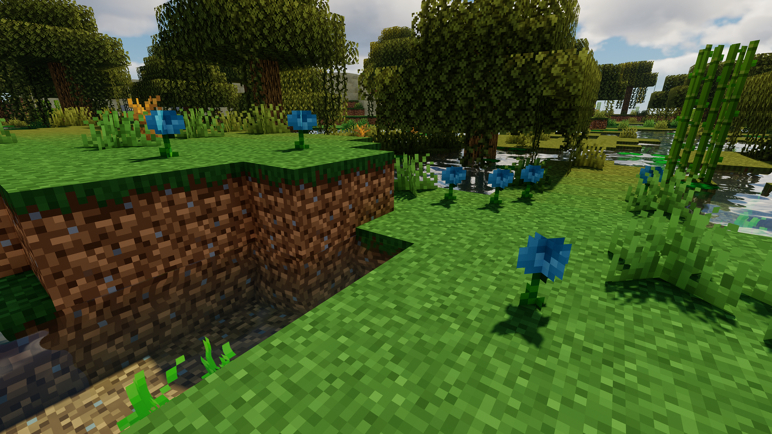 Игроки на сервере Minecraft строят город вместе