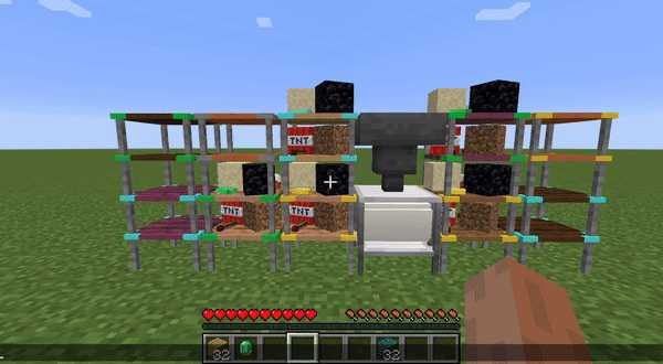 Игроки в мультиплеере Minecraft строят дом вместе