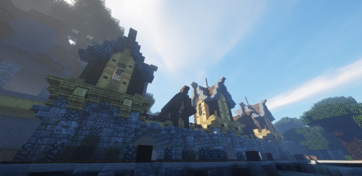 Игрок в Minecraft с алмазной киркой добывает руду в пещере
