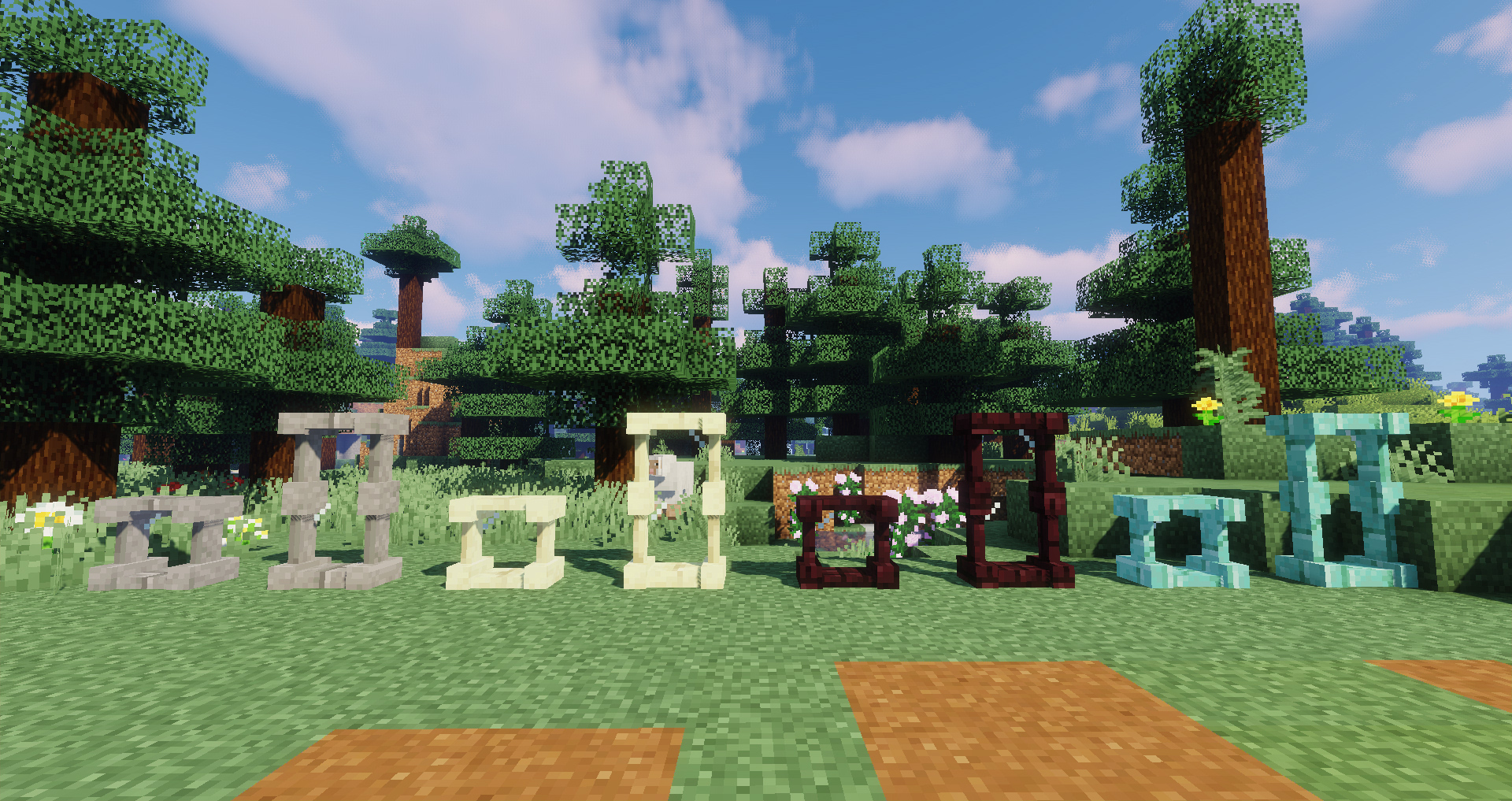 Игрок в Minecraft исследует пещеру с факелами в поисках редких руд