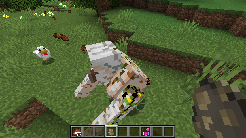 Игрок сражается с криперами ночью в Minecraft