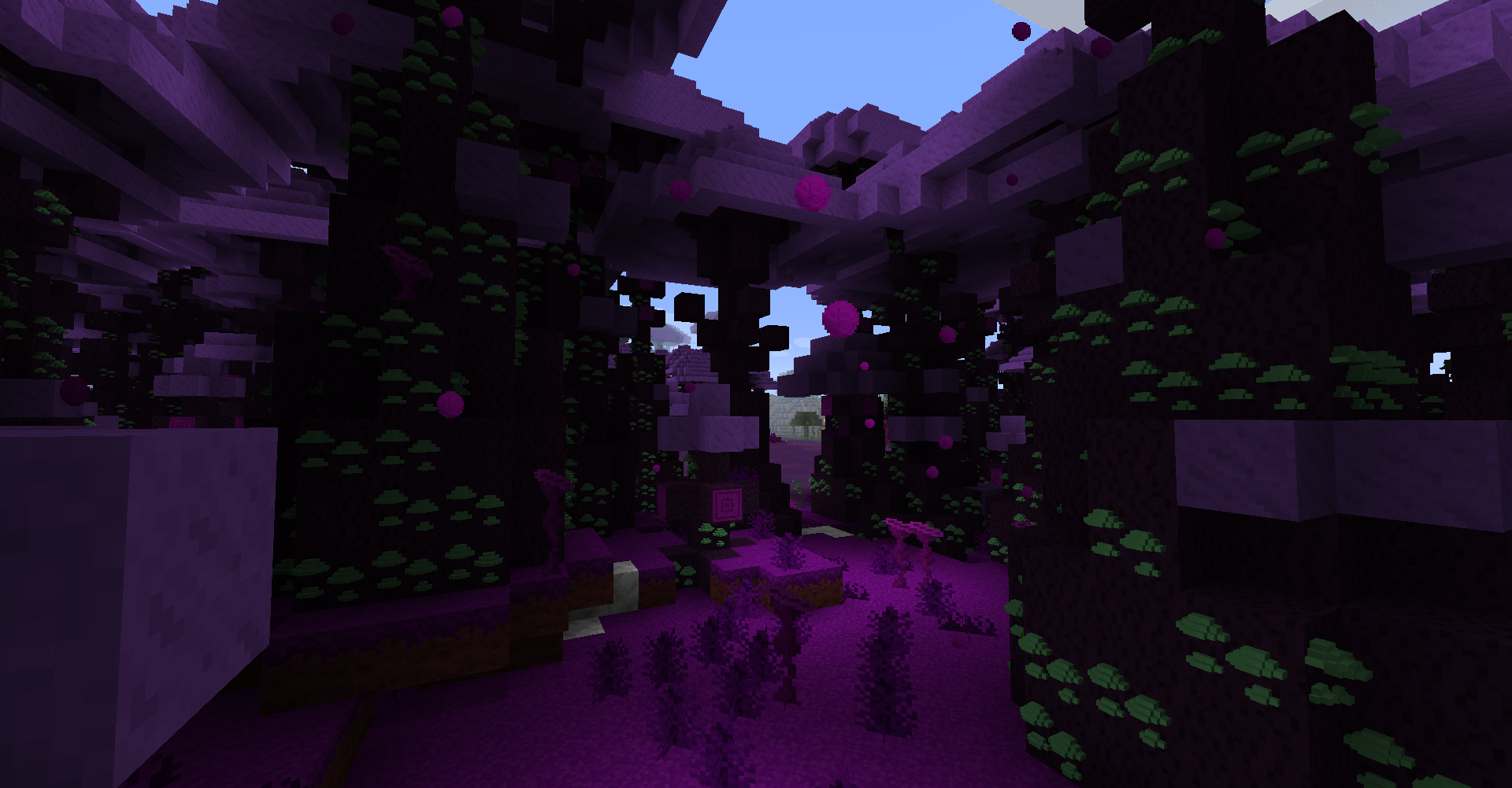 Сервер Minecraft с множеством игроков и постройками