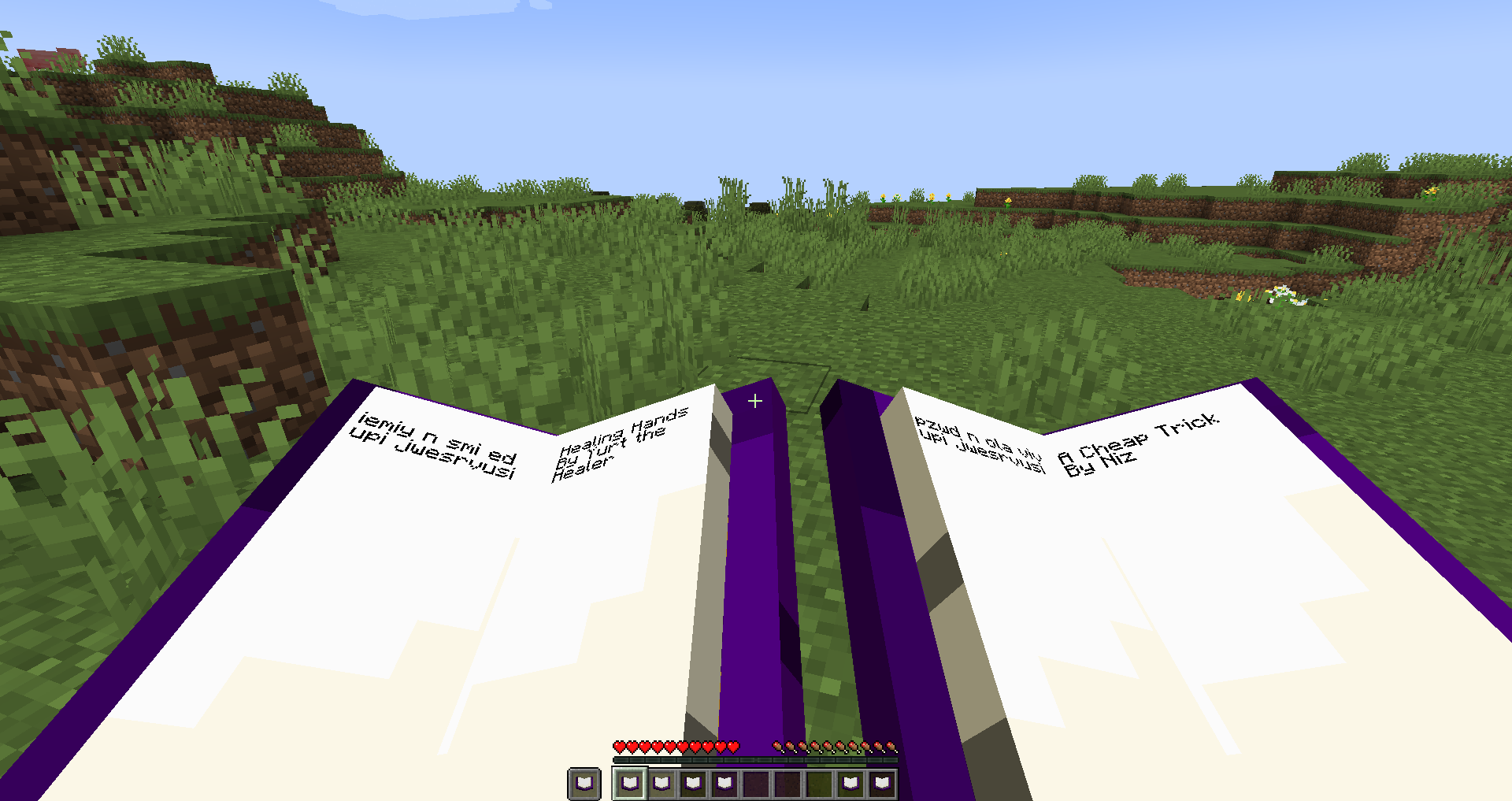 Игрок добывает ресурсы в шахте с киркой и факелами в Minecraft