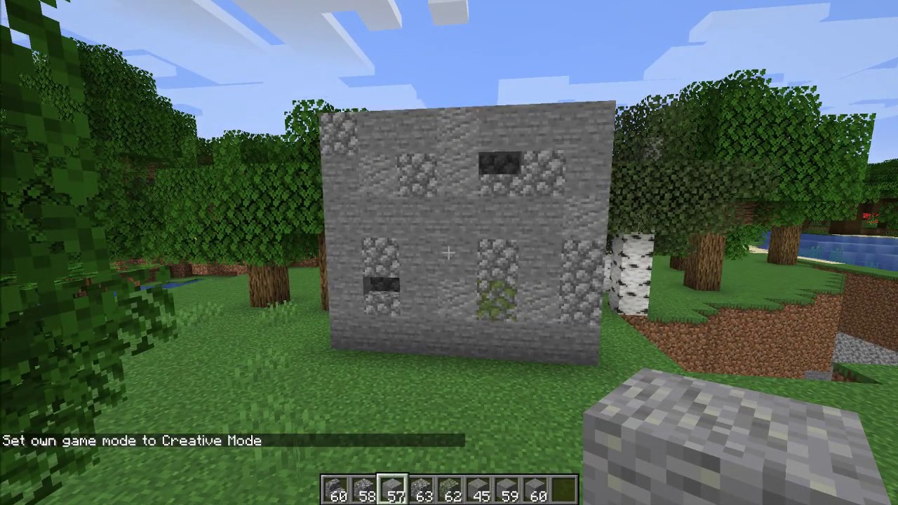 Группа игроков строит город на сервере Minecraft в режиме выживания