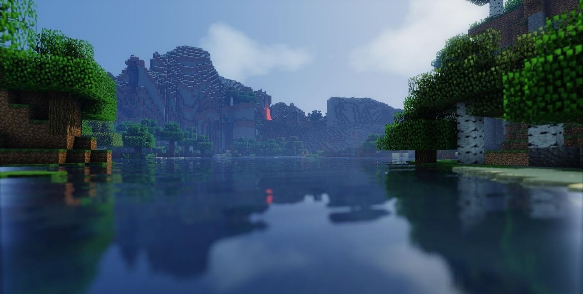 Игрок добывает алмазы в шахте Minecraft при свете факелов