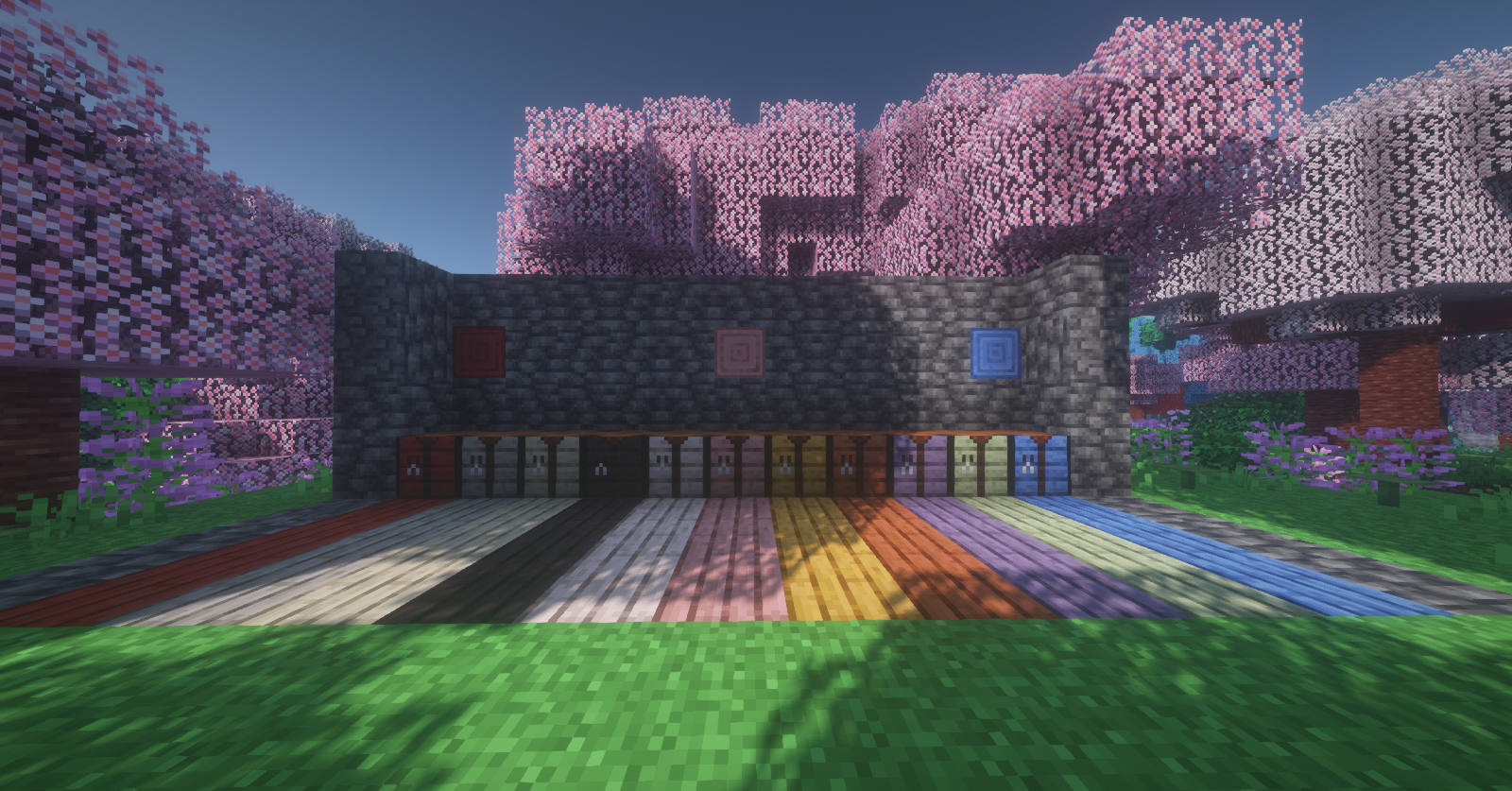 Группа игроков строит большой замок вместе в мультиплеере Minecraft