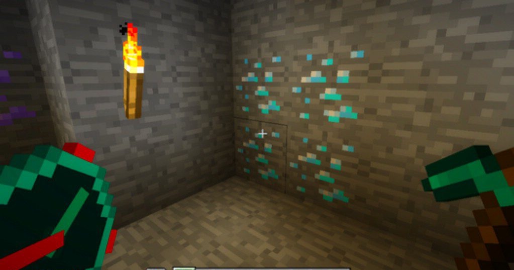Игрок с компасом Advanced Finders Mod исследует пещеру в Minecraft