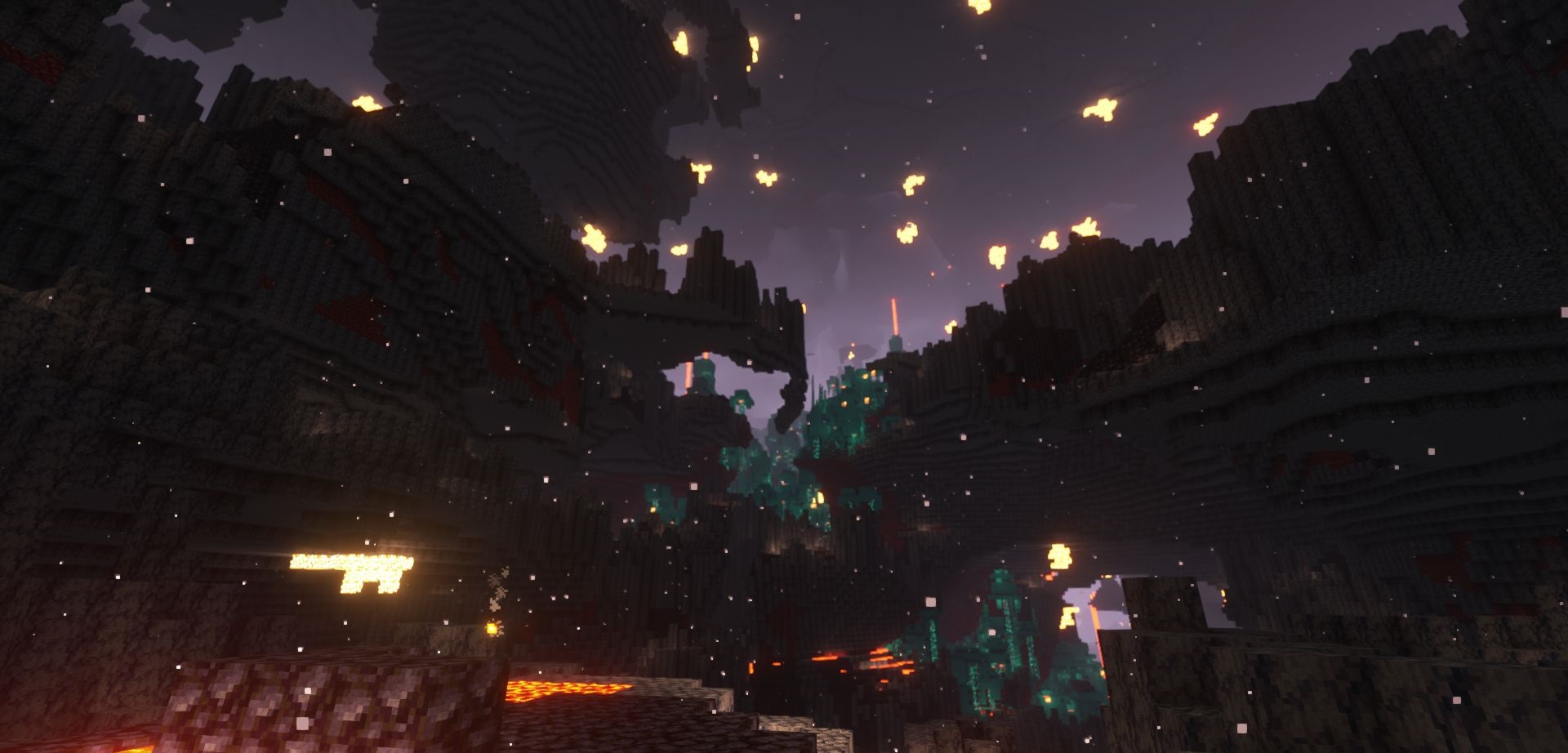 Игрок летит на элитрах среди высоких скал в Amplified Nether