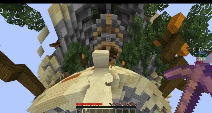 Красивый пейзаж биома Равнины в Minecraft с озером и зелеными холмами