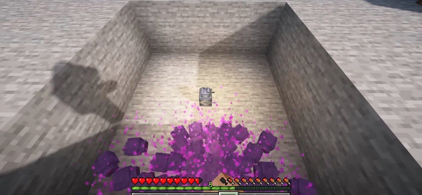 Финальный вид постройки с магическими фонарями в Minecraft, демонстрирующий красоту освещения