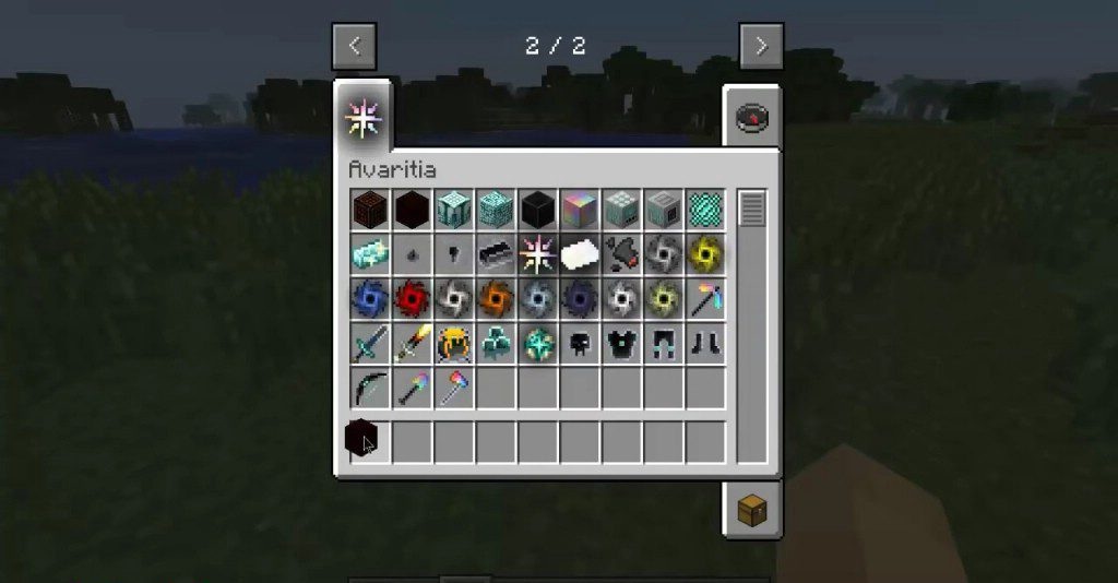 Игрок в броне Avaritia летает над миром Minecraft