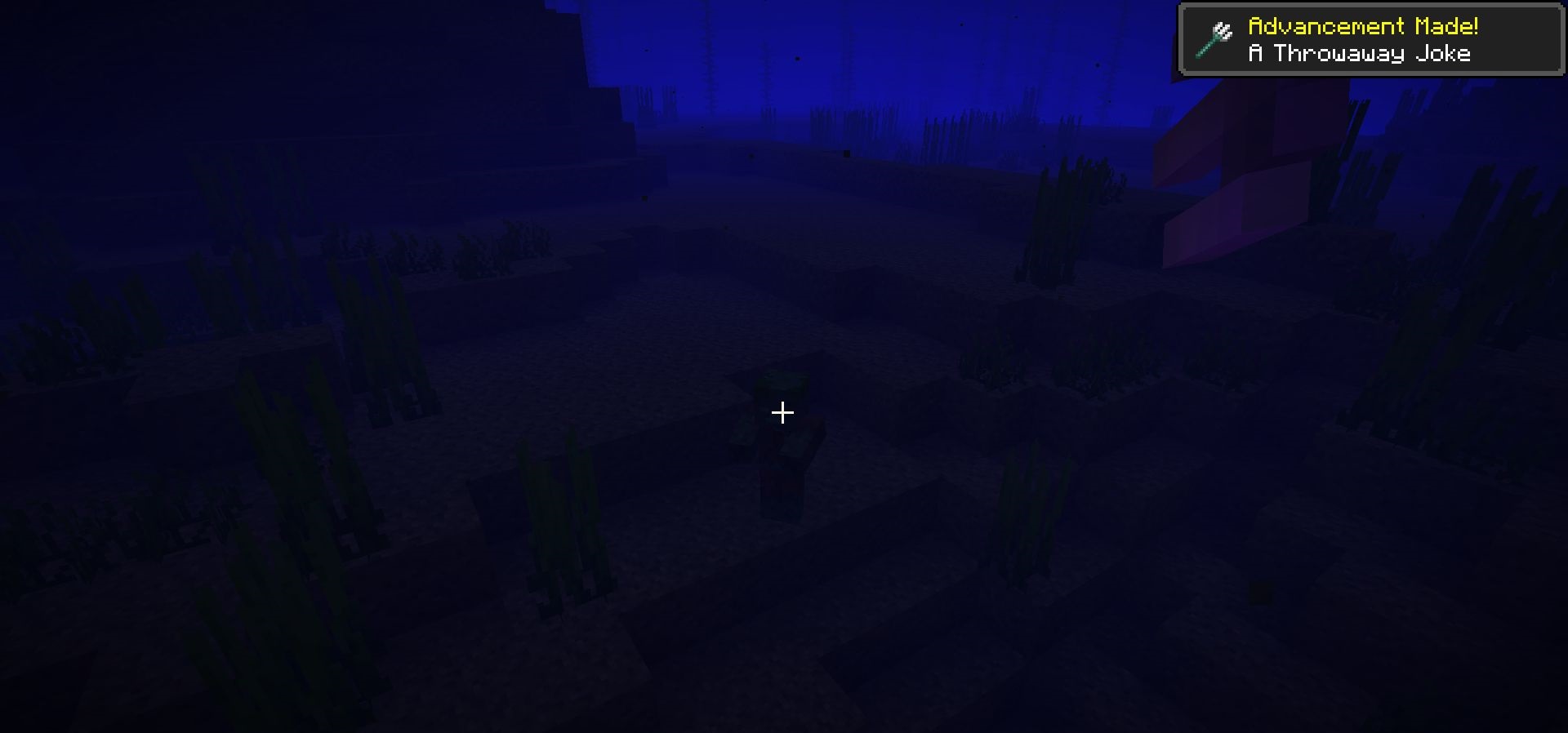 Игрок атакует утопленника трезубцем с модом Better Impaling в Minecraft