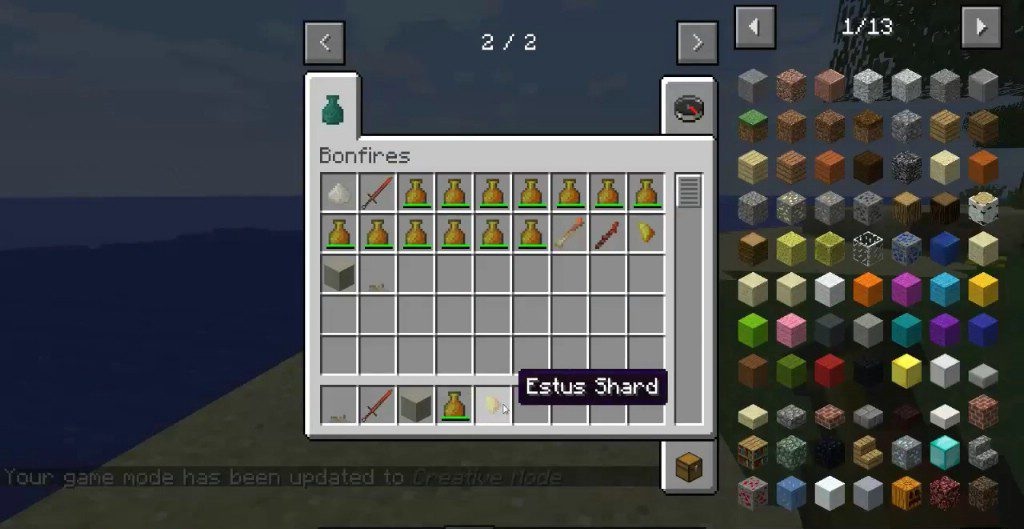 Игрок пьет эстус из фляги для восстановления здоровья в Minecraft