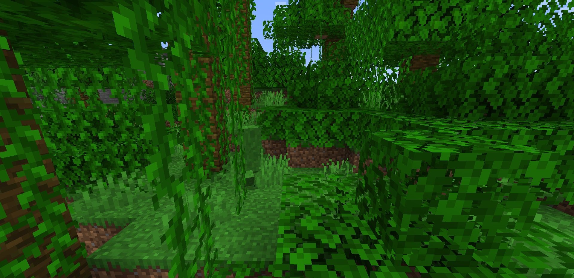 Крипер с текстурой песка атакует игрока в пустынном биоме Minecraft