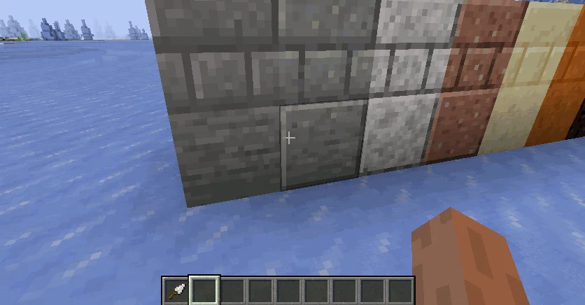Процесс сборки городского квартала в Minecraft с использованием тематических блоков