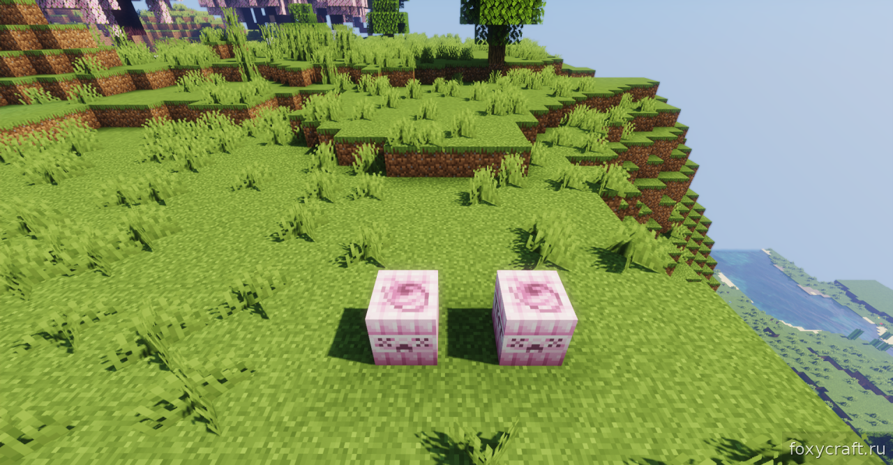 Вишнёвый крипер в игре Minecraft рядом с розовыми деревьями