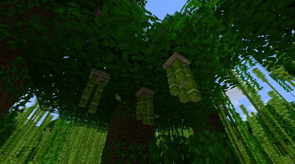 Игрок вешает колокольчики Chimes на дерево в Minecraft для защиты от фантомов