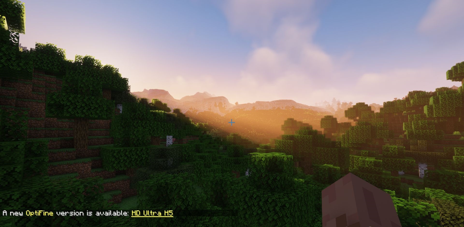 Игрок исследует пещеру в Minecraft с факелом
