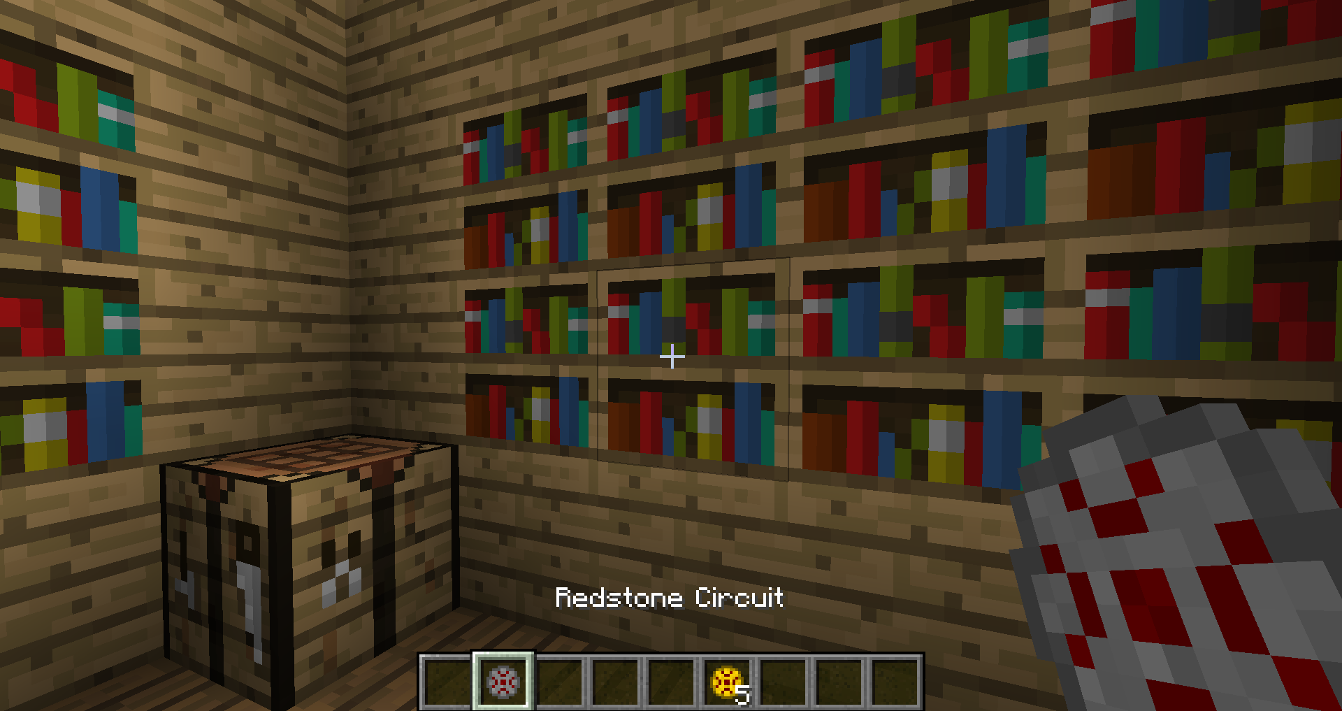 Группа игроков в Minecraft исследует разнообразные биомы вместе на многопользовательском сервере