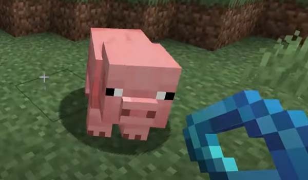 Игроки сражаются на PvP-арене в Minecraft