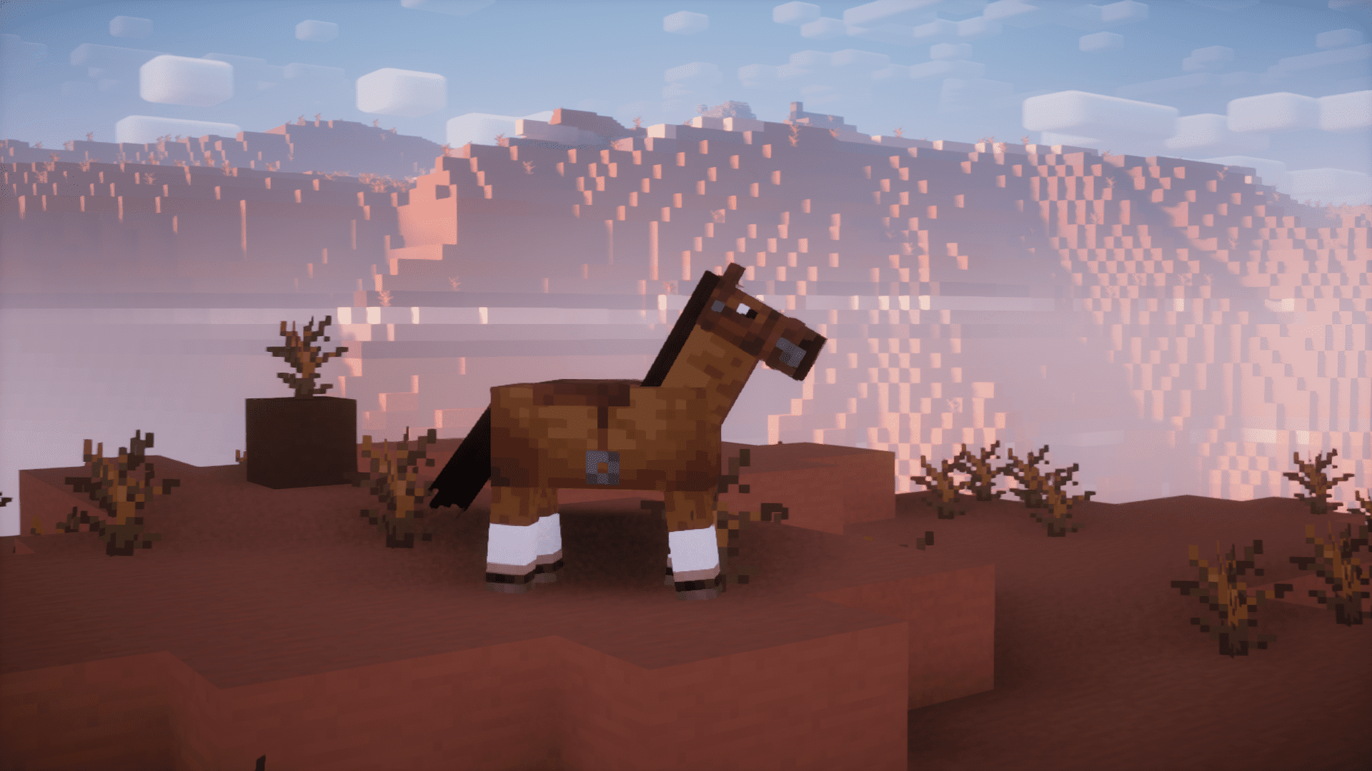 Сравнение ванильного и модифицированного крафта седла в Minecraft