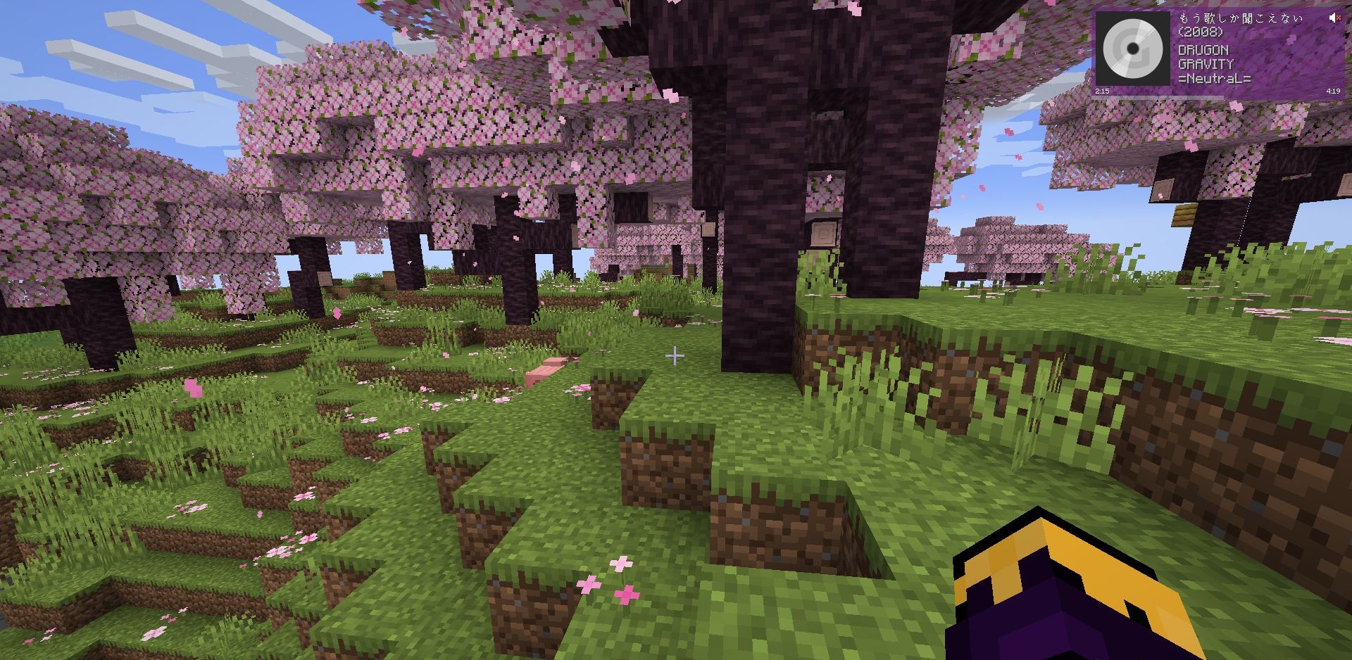Игрок в Minecraft слушает музыку Touhou через мод CraftGR