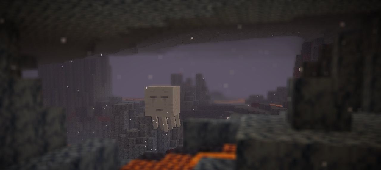 Игрок в шахте Minecraft с факелами, добывающий железную руду при модифицированной графике