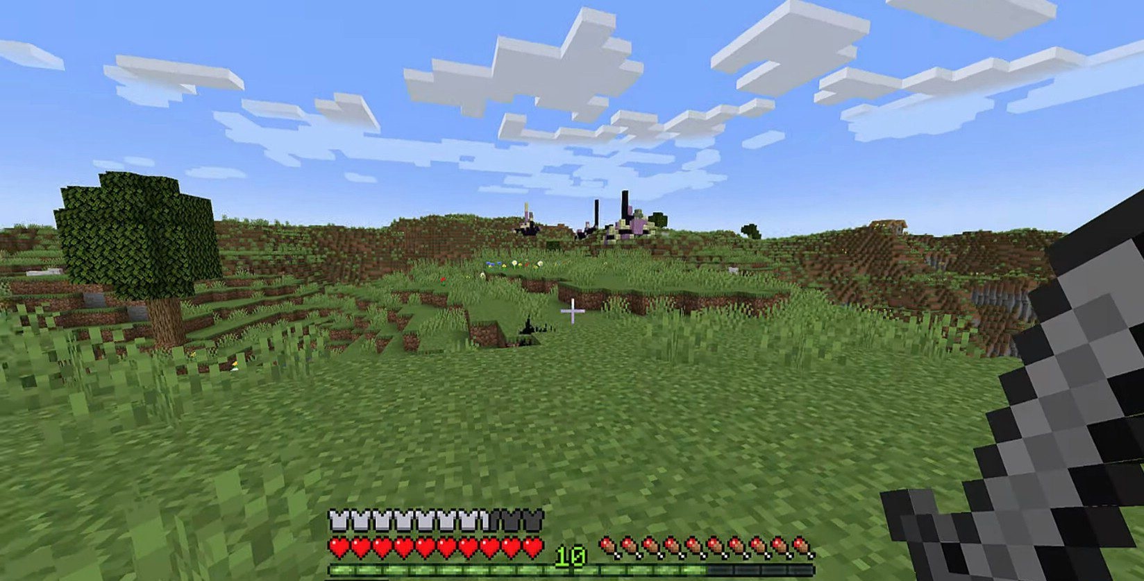 Игрок сражается с теневой тварью из мода Ender’s Army в Minecraft