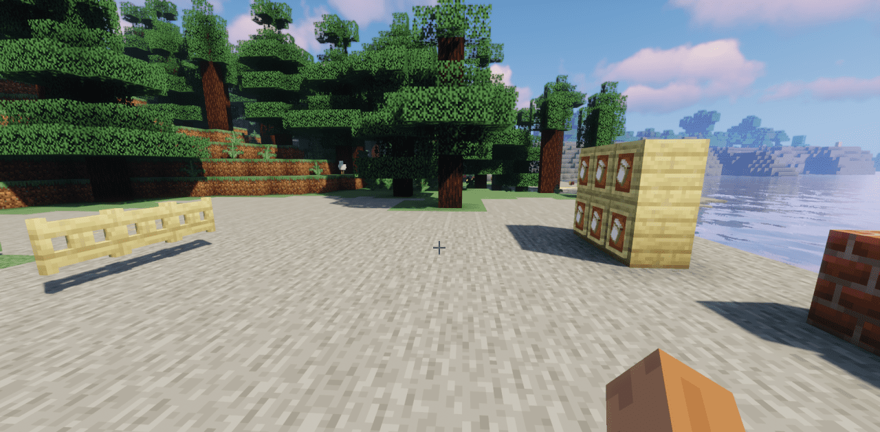 Сравнение стандартного и улучшенного интерфейса Minecraft с разными стилями отображения HUD