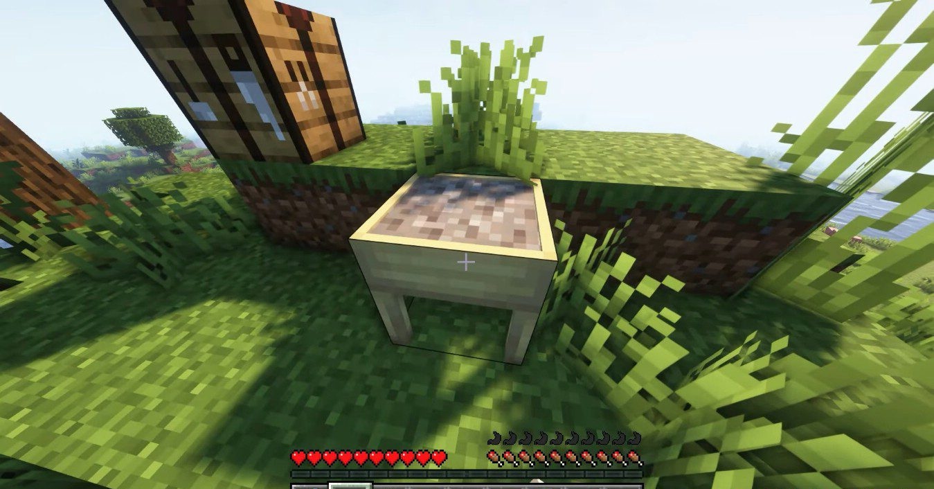 Игрок использует сито для просеивания песка и получения руды в Minecraft