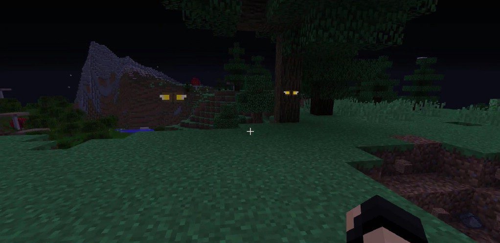 Игрок сражается с мобом Глаза в тёмной пещере Minecraft