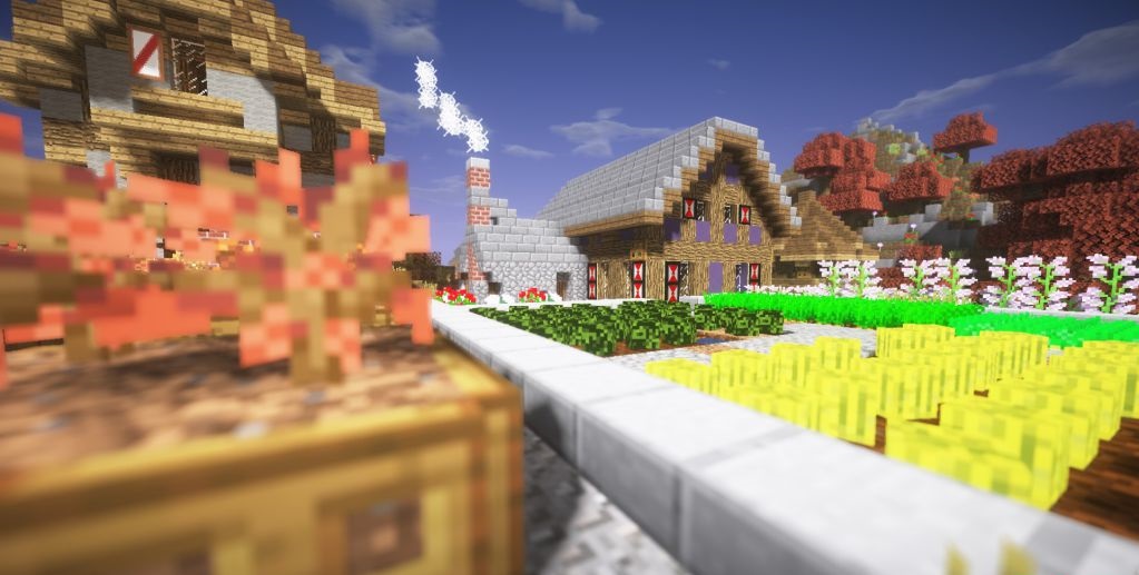 Ночной пейзаж с факелами и осенними деревьями в Minecraft