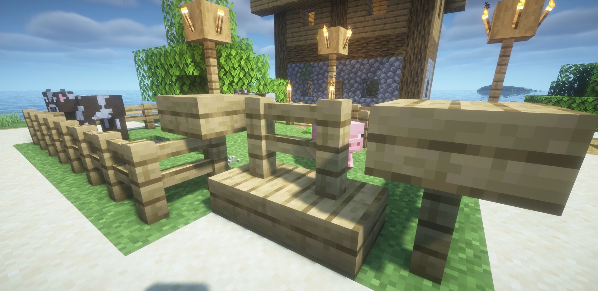 Детализированный забор на плитах в Minecraft с установленным модом