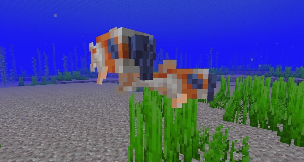 Игрок изучает книгу с информацией о новых морских мобах в Minecraft