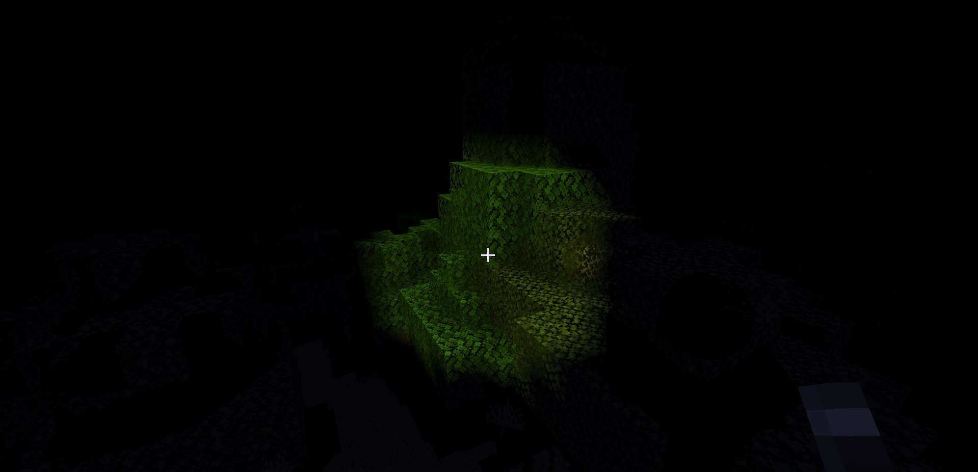 Ночной пейзаж в Minecraft с шейдером Flashlight: глубокие тени и мягкое свечение факелов