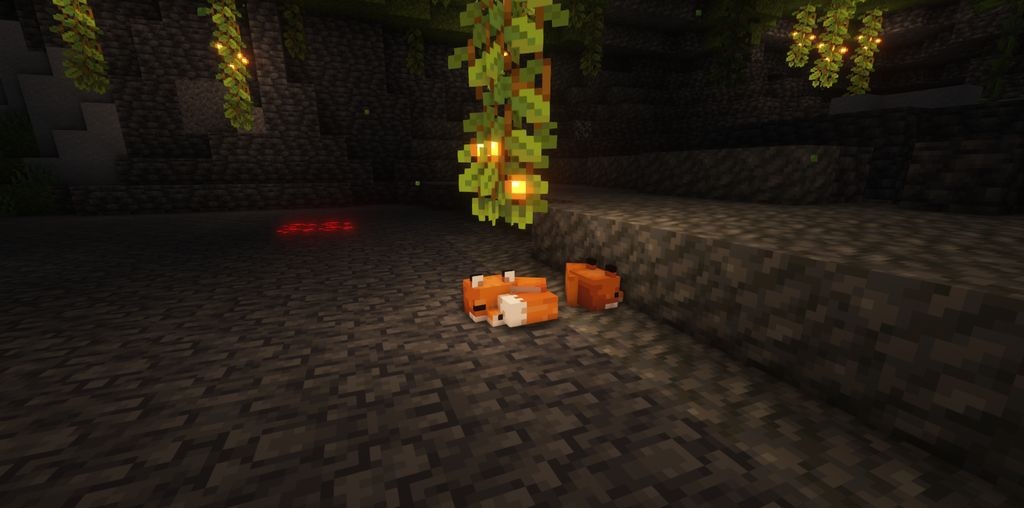 Игрок кормит лису светящимися ягодами в Minecraft
