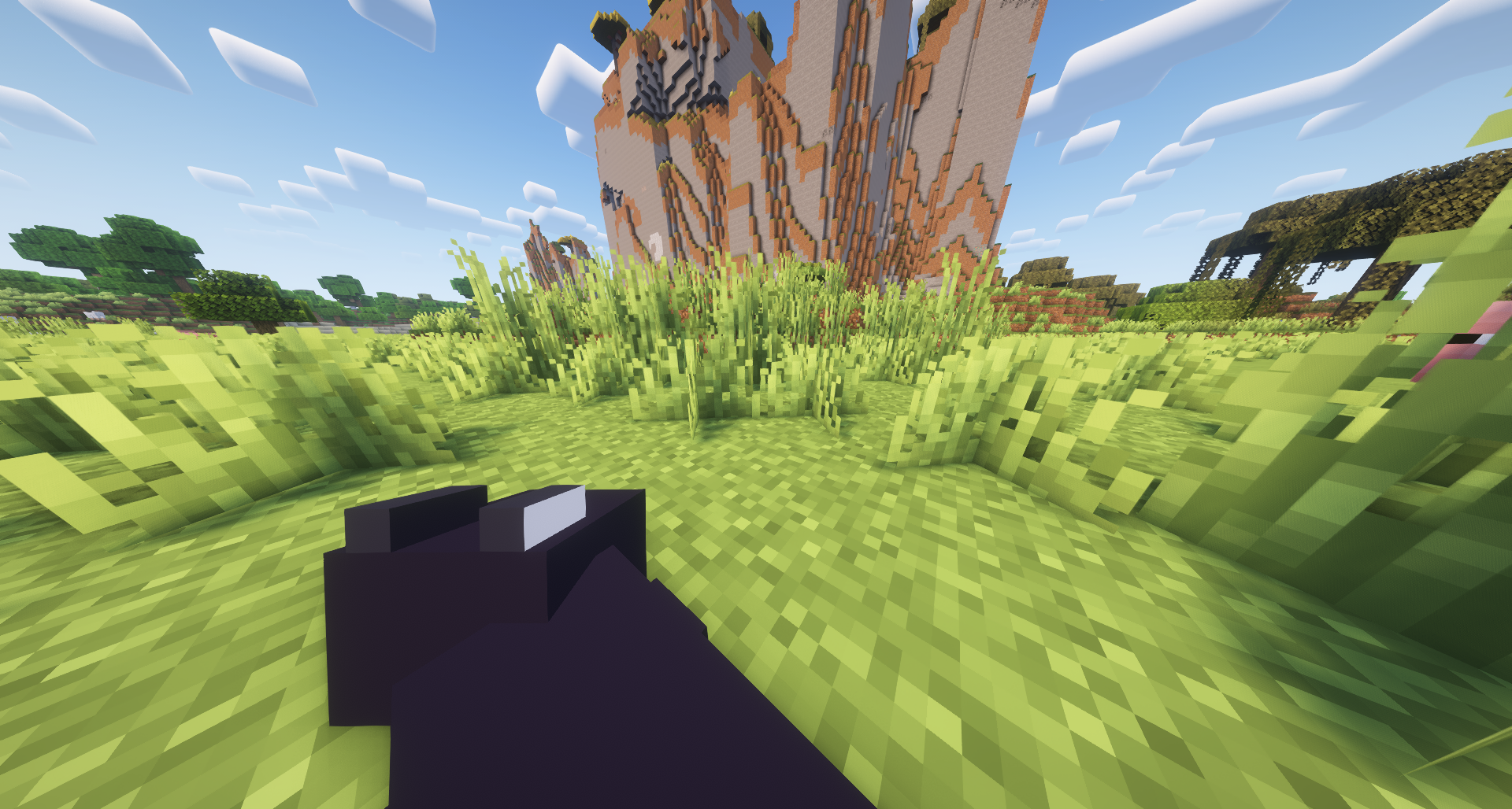 Персонаж в форме курицы откладывает яйца в Minecraft