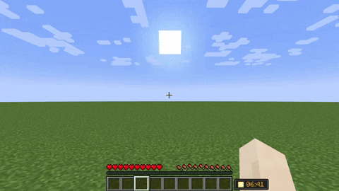 Игрок исследует разные биомы в Minecraft, включая пустыню и лес