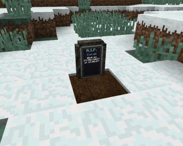 Надгробие Corail Tombstone в снежном биоме Minecraft с эффектом замерзания