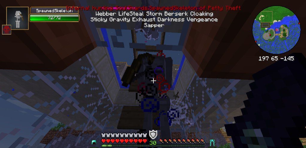 Игрок сражается с усиленным крипером в Minecraft с модом Infernal Mobs