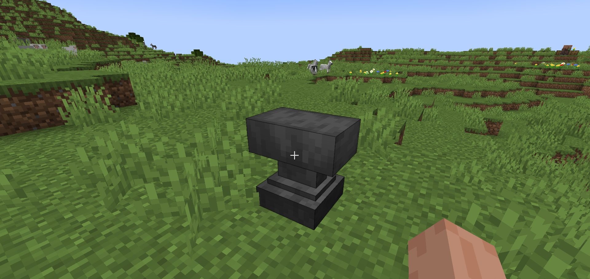 Игрок в Minecraft использует улучшенные чары из мода Infinity With Mending