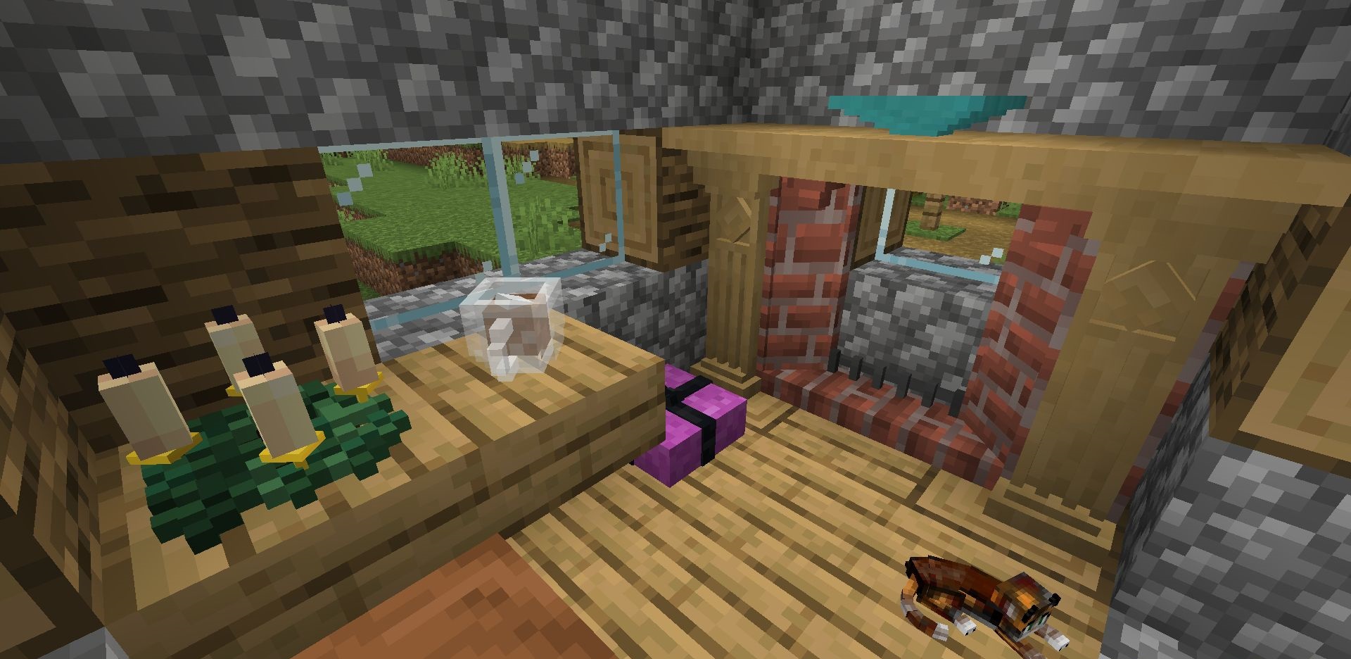 Рождественская деревня в Minecraft с гирляндами, снегом и украшенными домами