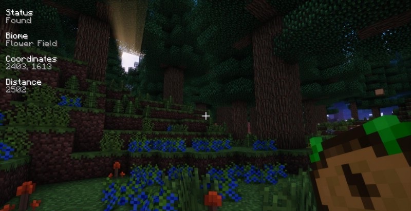 Игрок использует Nature’s Compass для поиска редкого биома в Minecraft