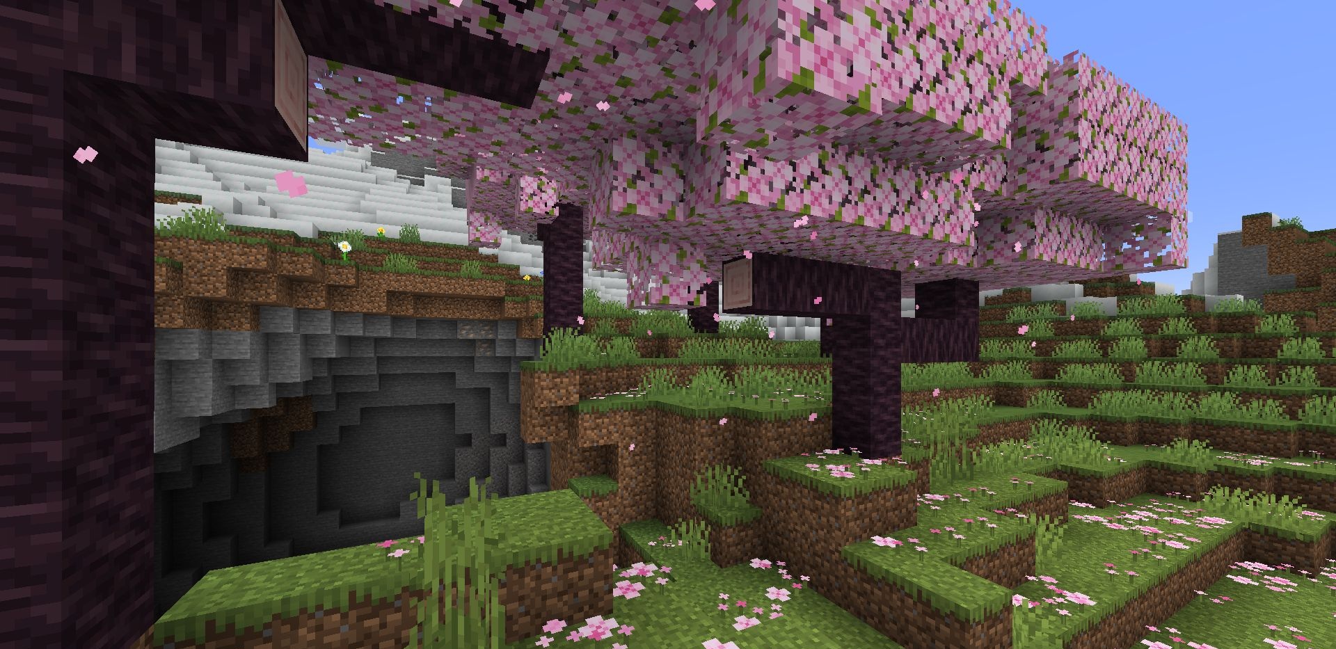 Крупный план розовых лепестков на траве в Minecraft с модом Nemo’s Blooming Blossom