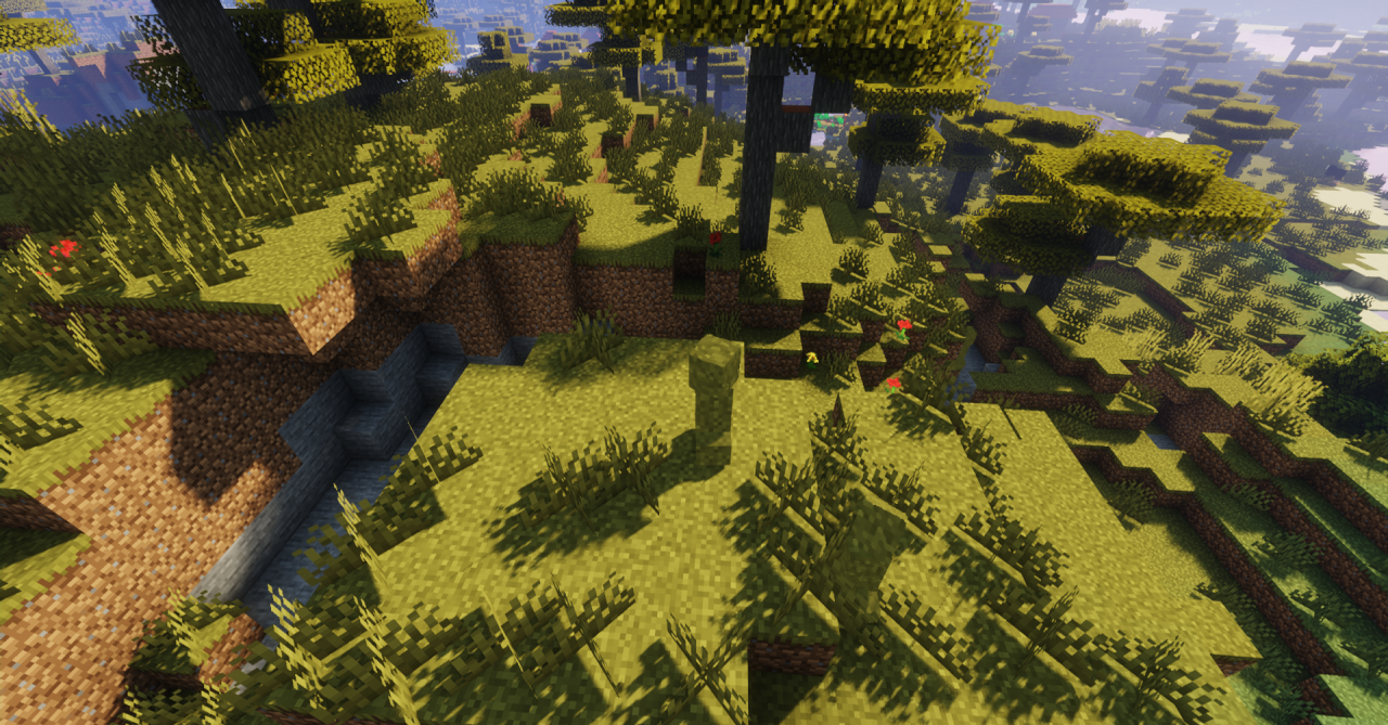 Игрок в Minecraft убегает от замаскированного крипера в лесу